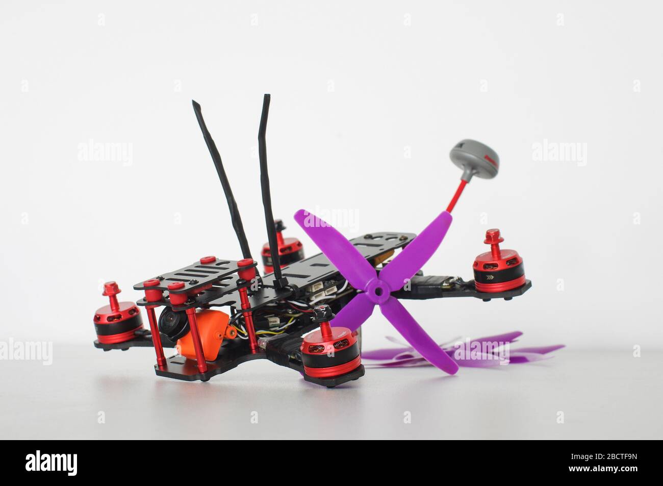 Petites drones de course isolés sur le fond blanc Banque D'Images Petites drones de course isolés sur le fond blanc Banque D'Images