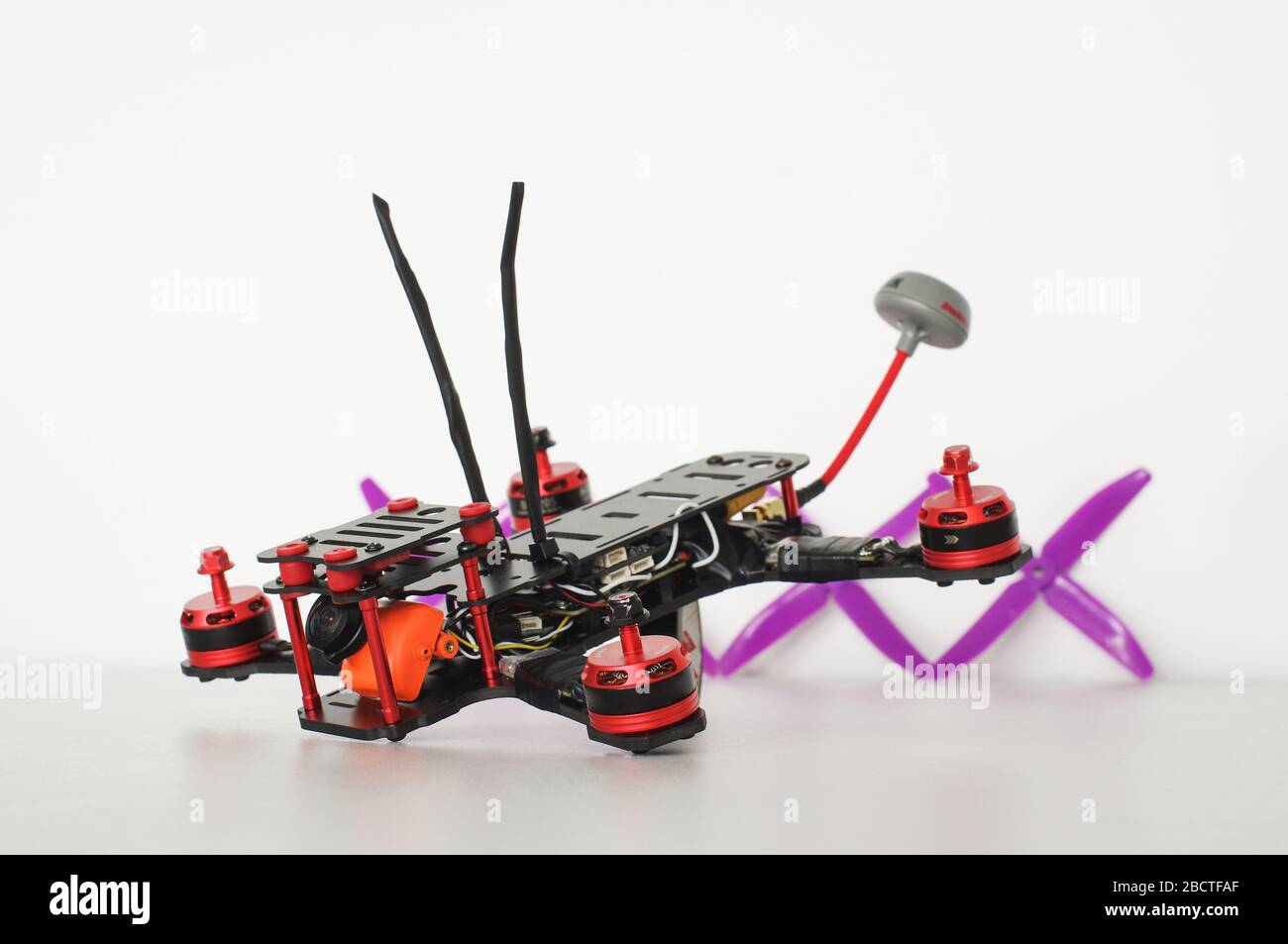 Petites drones de course isolés sur le fond blanc Banque D'Images Petites drones de course isolés sur le fond blanc Banque D'Images