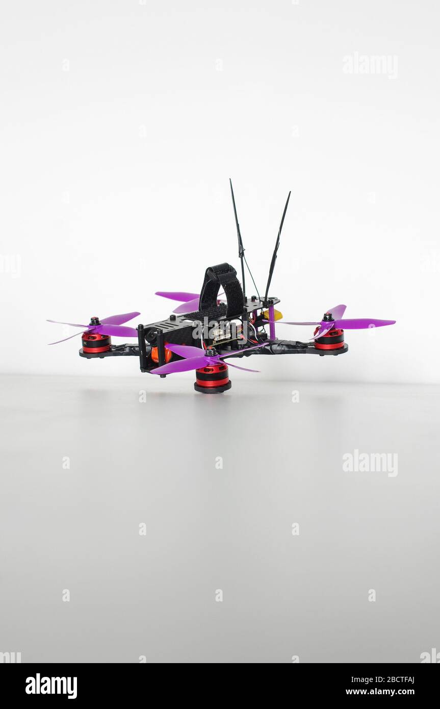 Petites drones de course isolés sur le fond blanc Banque D'Images Petites drones de course isolés sur le fond blanc Banque D'Images