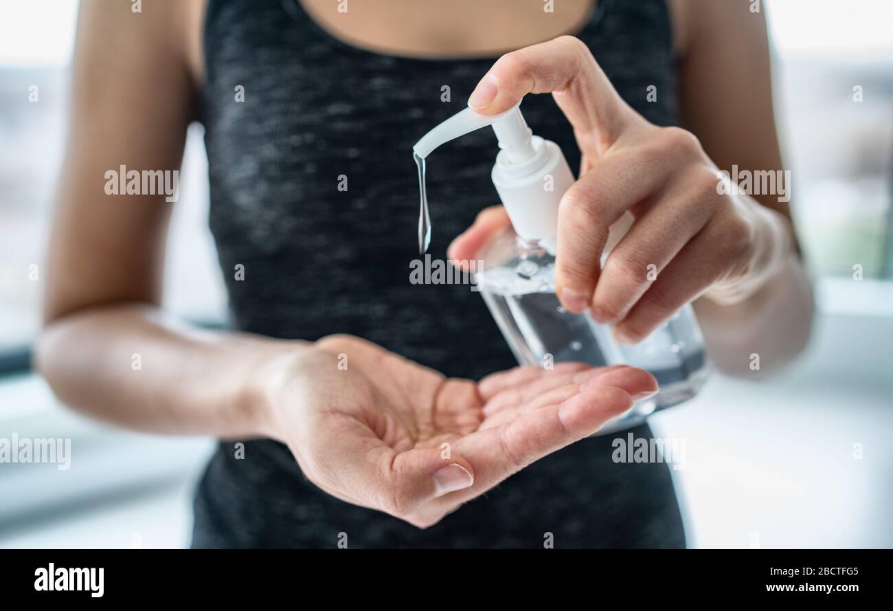 Désinfectant pour les mains application de gel désinfectant liquide frottant les mains nettoyage hygiène personnelle coronavirus pervention à la maison. Flacon de solution désinfectante. Banque D'Images