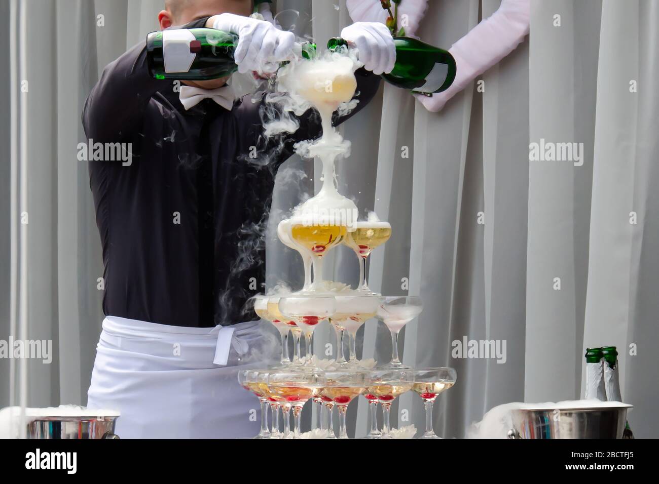 Service de restauration. Coupe de champagne pour mariée et marié à l'extérieur. Bar de restauration pour la célébration Banque D'Images