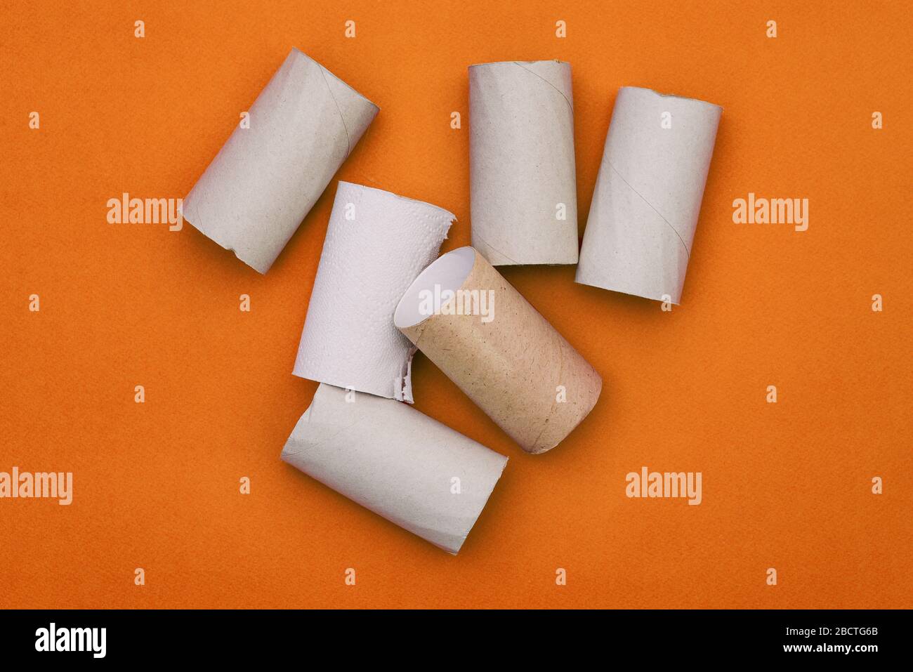 Restes de papier toilette sur un fond coloré. Tubes en carton ronds. Déchets de déchets à traiter Banque D'Images