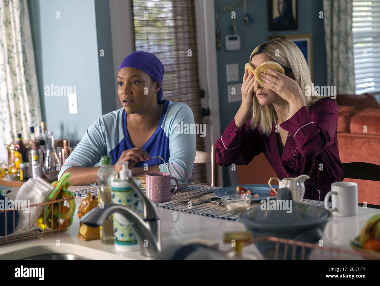 Comme un Boss est un film de comédie américain de 2020 réalisé par Miguel Arteta, écrit par Sam Pitman et Adam Cole-Kelly, et avec Tiffany Haddish, Rose Byrne, Jennifer Coolidge, Natasha Rothwell, porter et Billy Salma Hayek. Cette photographie est destinée à un usage éditorial uniquement et est le copyright de la société de film et/ou du photographe assigné par la société de production ou de film et ne peut être reproduite que par des publications en conjonction avec la promotion du film ci-dessus. Un crédit obligatoire pour la société de films est requis. Le Photographe doit également être crédité s'il est connu. Banque D'Images Comme un Boss est un film de comédie américain de 2020 réalisé par Miguel Arteta, écrit par Sam Pitman et Adam Cole-Kelly, et avec Tiffany Haddish, Rose Byrne, Jennifer Coolidge, Natasha Rothwell, porter et Billy Salma Hayek. Cette photographie est destinée à un usage éditorial uniquement et est le copyright de la société de film et/ou du photographe assigné par la société de production ou de film et ne peut être reproduite que par des publications en conjonction avec la promotion du film ci-dessus. Un crédit obligatoire pour la société de films est requis. Le Photographe doit également être crédité s'il est connu. Banque D'Images