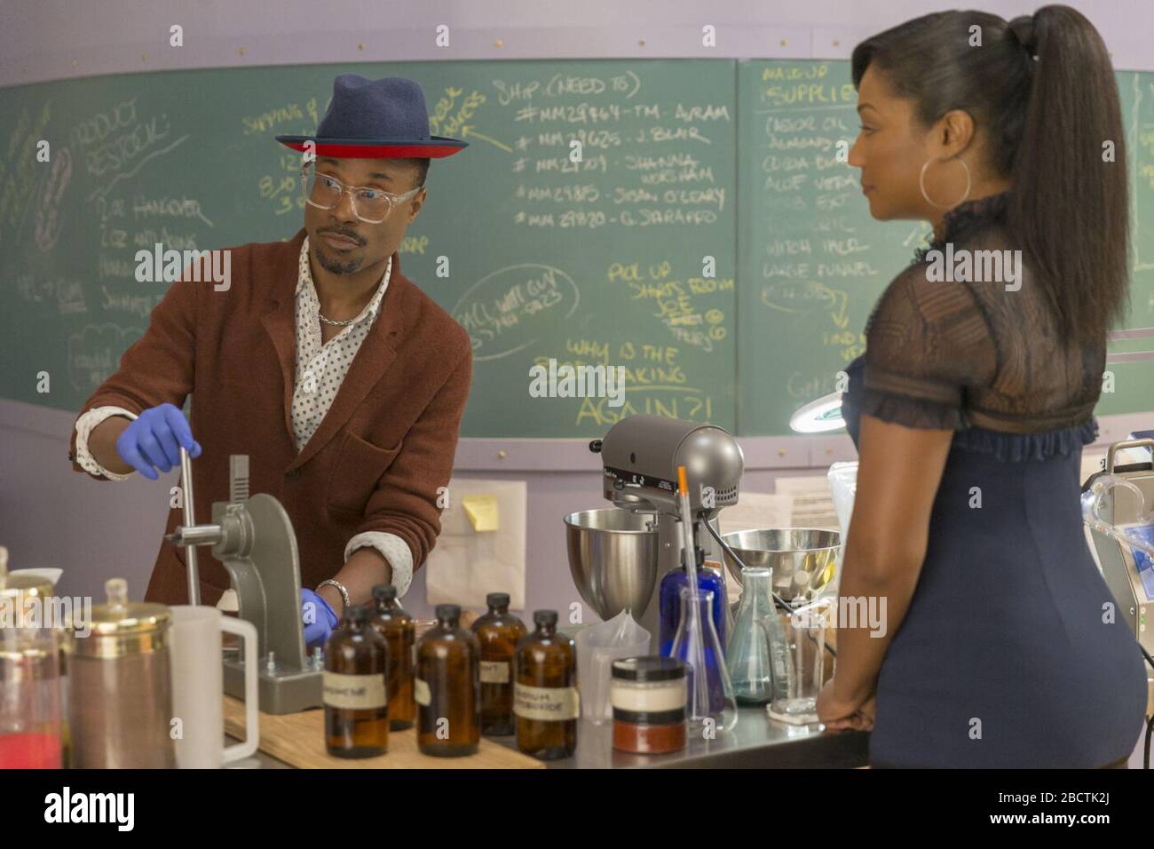 Comme un Boss est un film de comédie américain de 2020 réalisé par Miguel Arteta, écrit par Sam Pitman et Adam Cole-Kelly, et avec Tiffany Haddish, Rose Byrne, Jennifer Coolidge, Natasha Rothwell, porter et Billy Salma Hayek. Cette photographie est destinée à un usage éditorial uniquement et est le copyright de la société de film et/ou du photographe assigné par la société de production ou de film et ne peut être reproduite que par des publications en conjonction avec la promotion du film ci-dessus. Un crédit obligatoire pour la société de films est requis. Le Photographe doit également être crédité s'il est connu. Banque D'Images Comme un Boss est un film de comédie américain de 2020 réalisé par Miguel Arteta, écrit par Sam Pitman et Adam Cole-Kelly, et avec Tiffany Haddish, Rose Byrne, Jennifer Coolidge, Natasha Rothwell, porter et Billy Salma Hayek. Cette photographie est destinée à un usage éditorial uniquement et est le copyright de la société de film et/ou du photographe assigné par la société de production ou de film et ne peut être reproduite que par des publications en conjonction avec la promotion du film ci-dessus. Un crédit obligatoire pour la société de films est requis. Le Photographe doit également être crédité s'il est connu. Banque D'Images