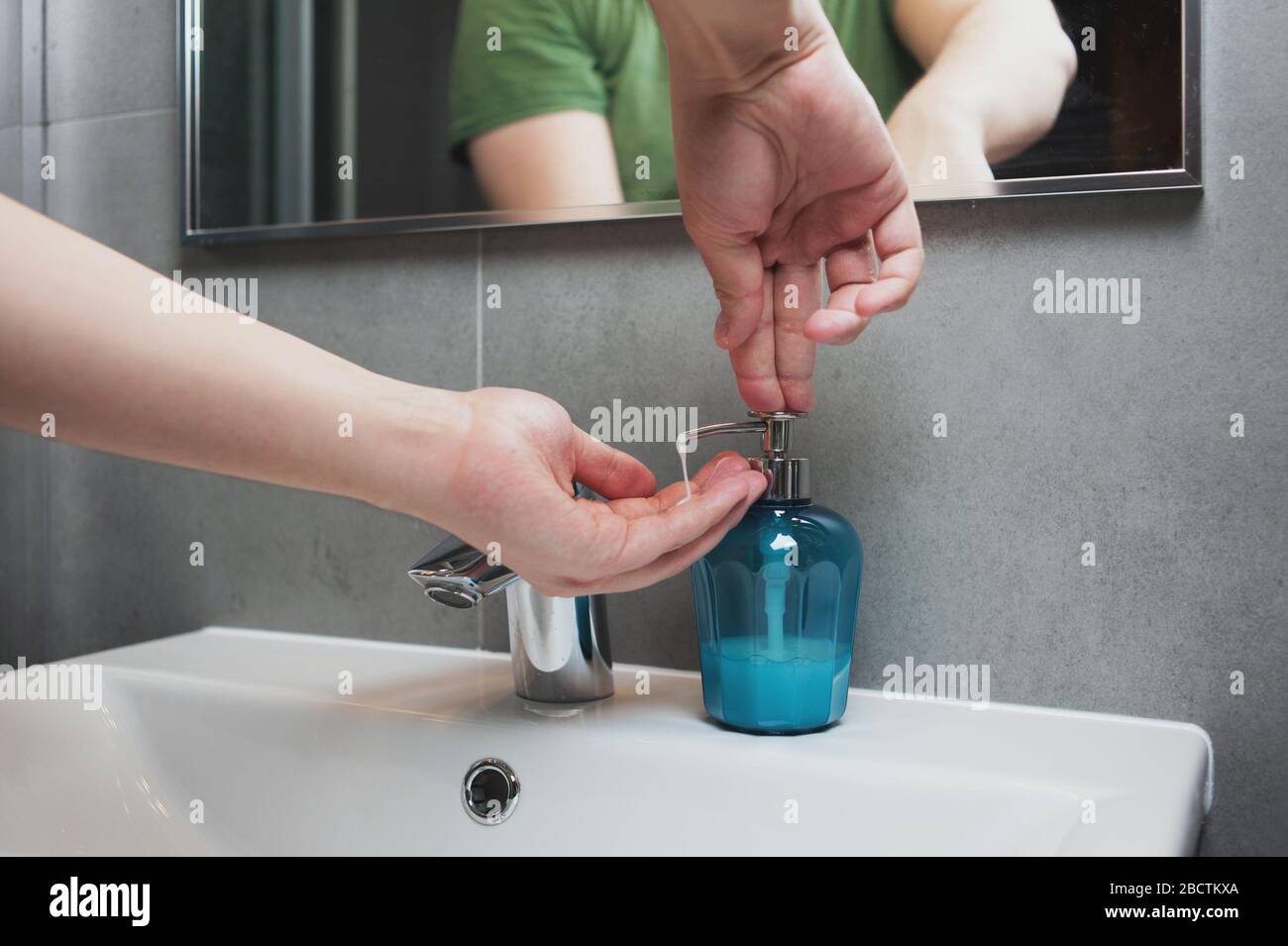 L'homme se lave les mains avec du savon. Coronavirus Covid-19 prévention. Arrêter la pandémie du virus corona. Banque D'Images