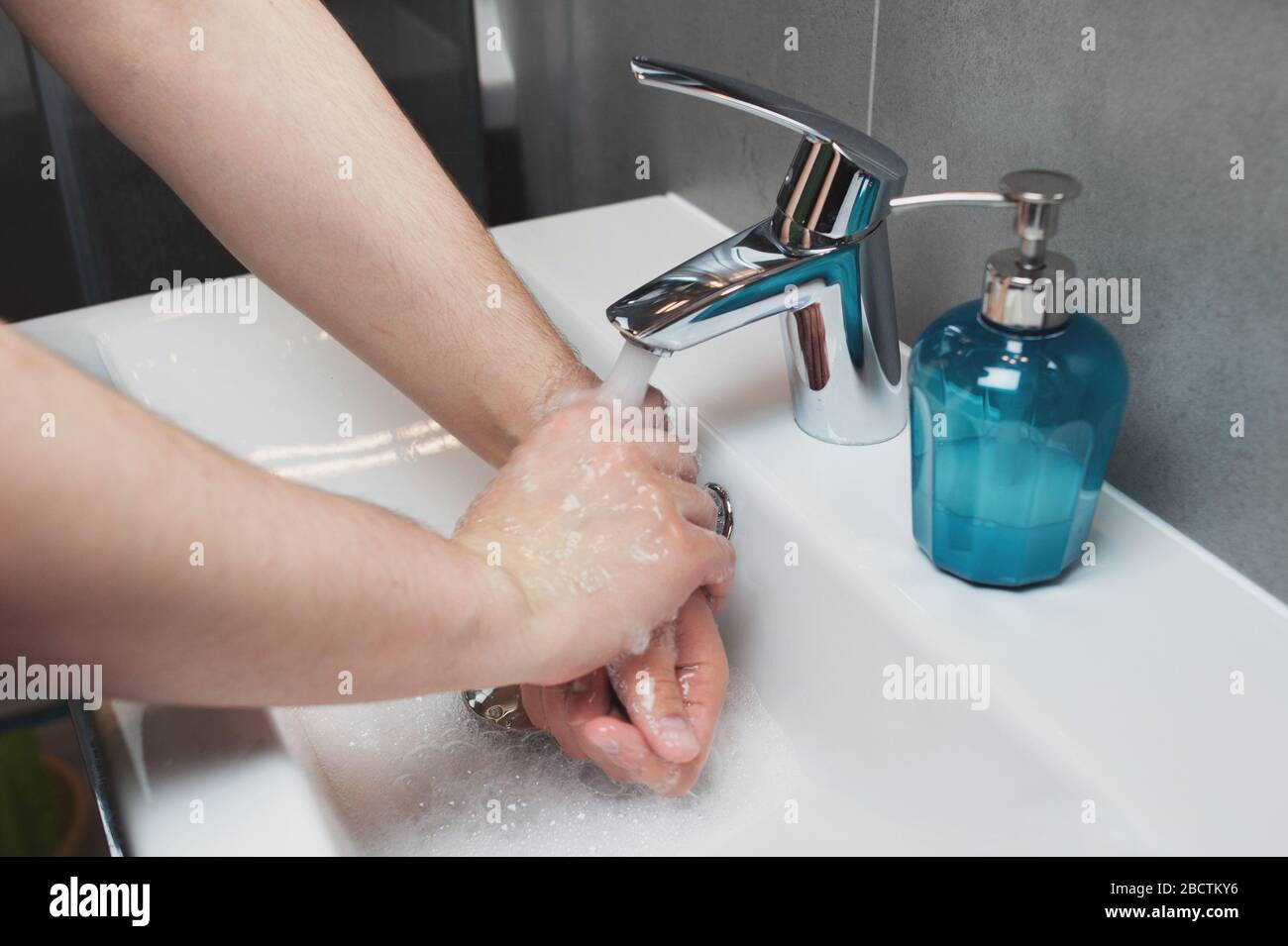 L'homme se lave les mains avec du savon et de l'eau. Coronavirus Covid-19 prévention. Arrêter la pandémie du virus corona. Banque D'Images