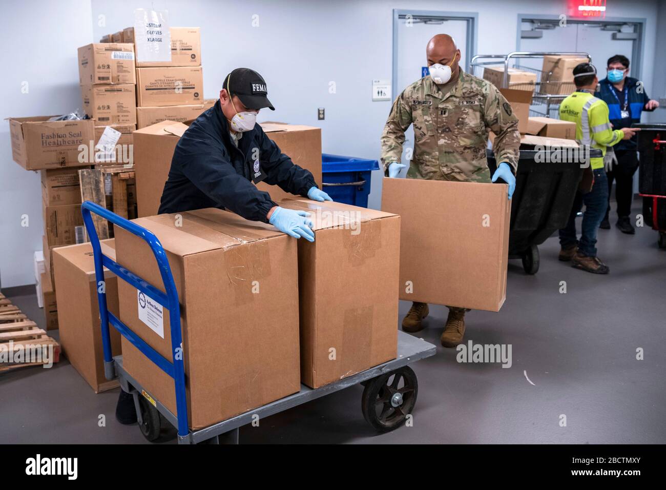 Les respirateurs N-95 critiques arrivent à l'hôpital Bellevue où le personnel logistique et hospitalier de la FEMA aide à décharger la livraison le 3 avril 2020 à New York, New York. Banque D'Images