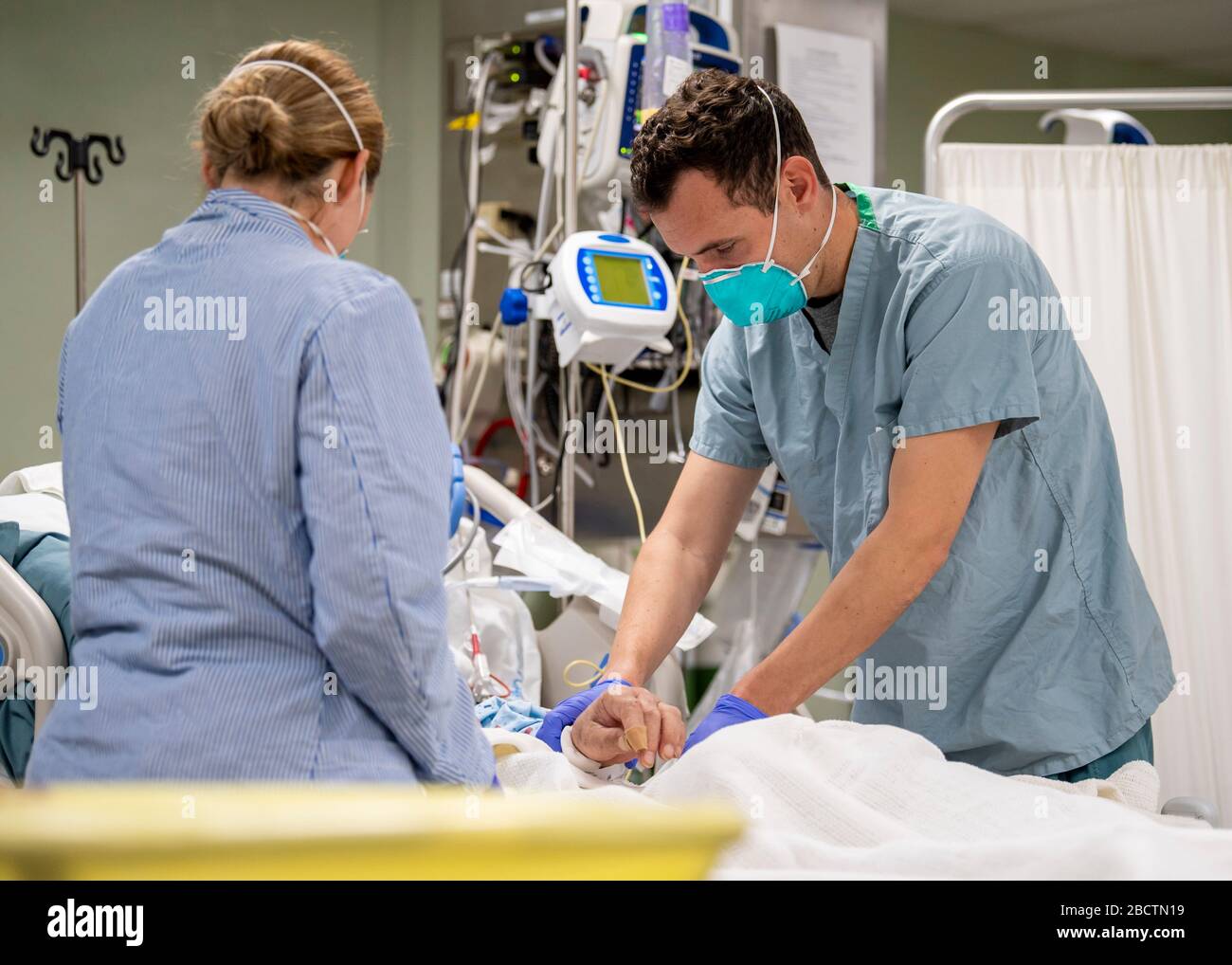 Le lieutenant Wade Miller de la marine américaine traite un patient à bord du navire hospitalier USNS Mercy déployé à l'appui de la COVID-19, pandémie de coronavirus le 4 avril 2020 à Los Angeles, en Californie. Banque D'Images