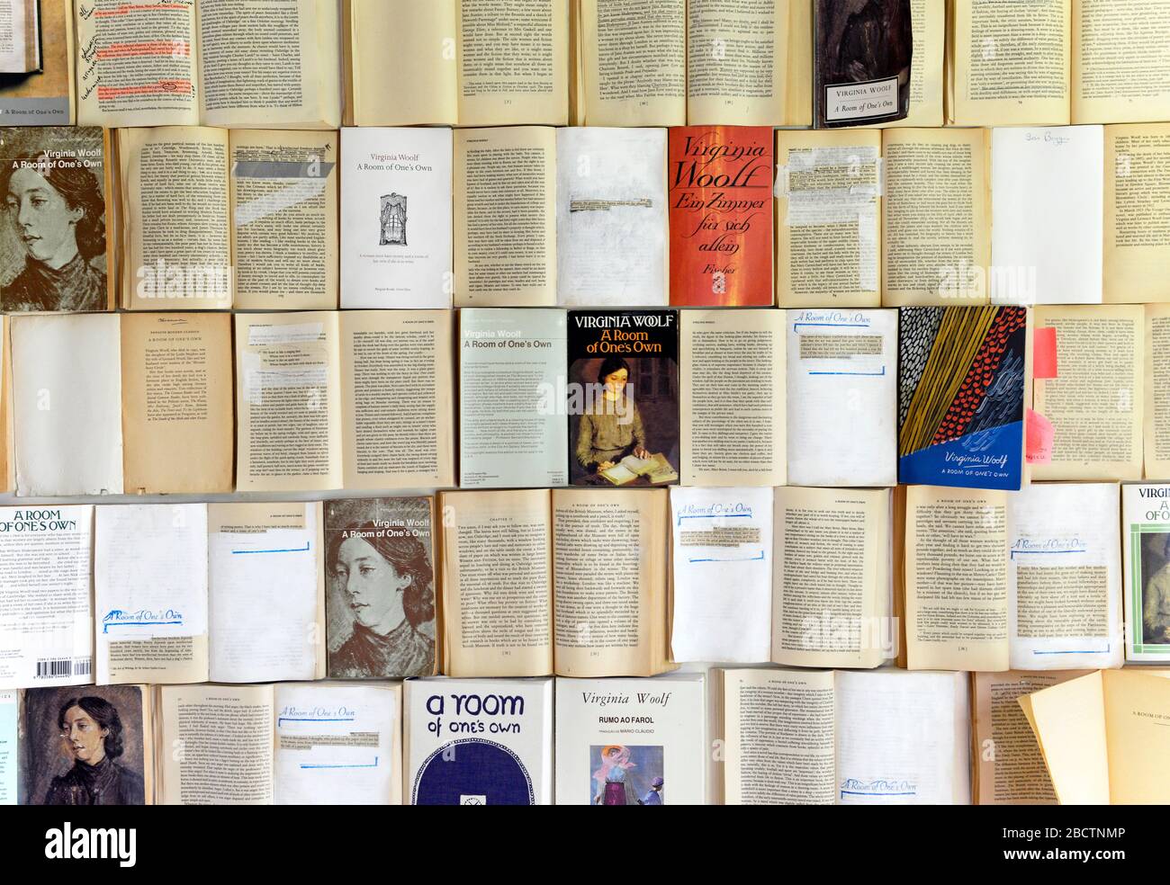 Copies d'UNE salle de sa propre ligne un mur à la Maison de Monk, autrefois maison de Virginia Woolf, dans le village de Rodmell, Sussex, Royaume-Uni Banque D'Images