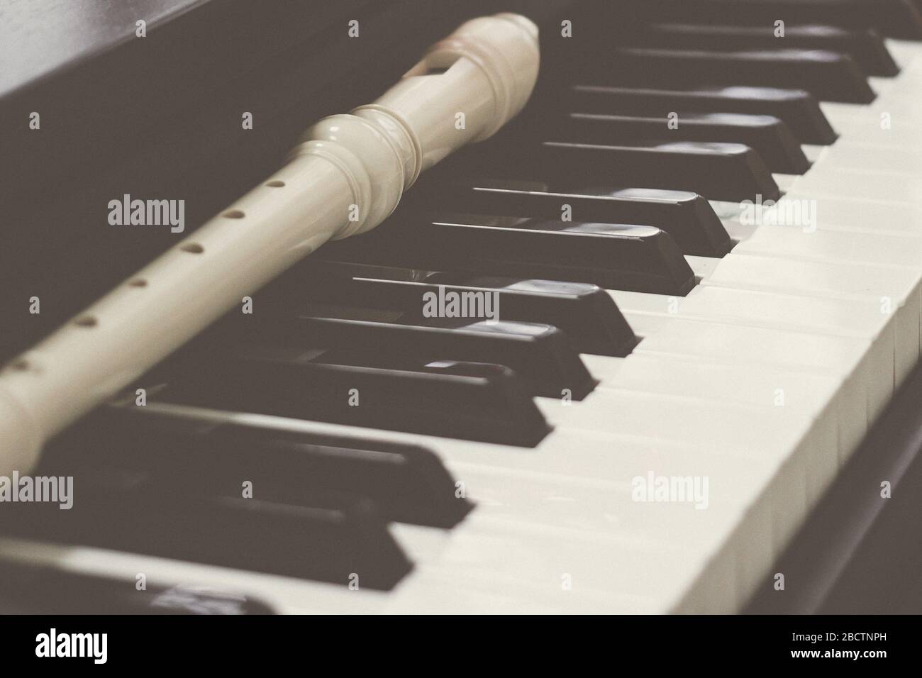 Block flûte repose sur un clavier de piano. Concept de musique classique  Photo Stock - Alamy