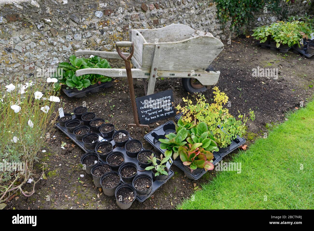 Panneau indiquant les progrès de l'aménagement du jardin dans le jardin restauré de la Maison de Monk, qui fut la maison de Virginia Woolf, Rodmell East Sussex, Royaume-Uni Banque D'Images
