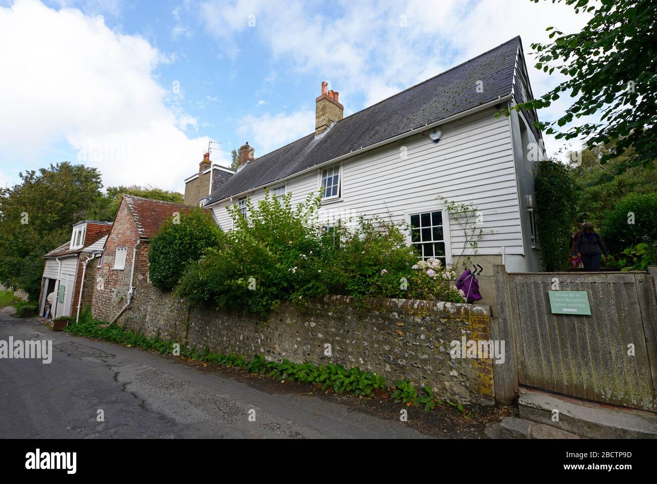 Vue sur la Maison de Monk, autrefois la maison de Virginia Woolf, depuis la route du village de Rodmell, East Sussex, Royaume-Uni, avec une poussette pourpre. Banque D'Images