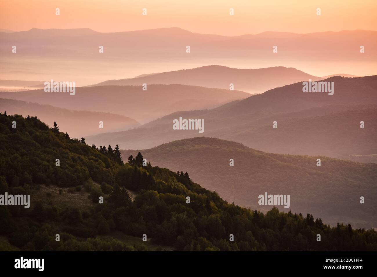 Couches sombres de collines avec coucher de soleil orange d'été Banque D'Images