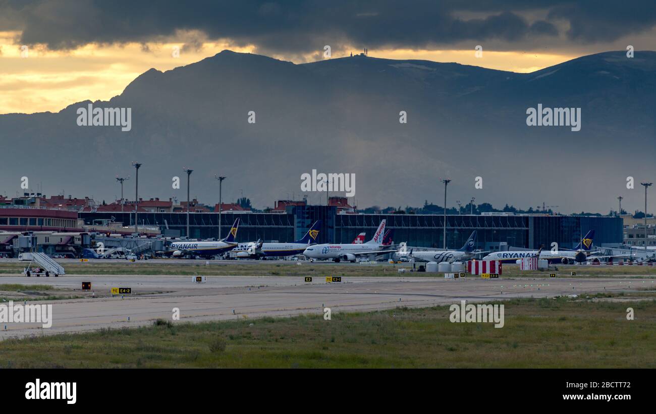 MADRID, ESPAGNE - 17 MAI 2019 : avions de différentes compagnies aériennes à l'aéroport international Adolfo Suarez Madrid-Barajas, au coucher du soleil Banque D'Images