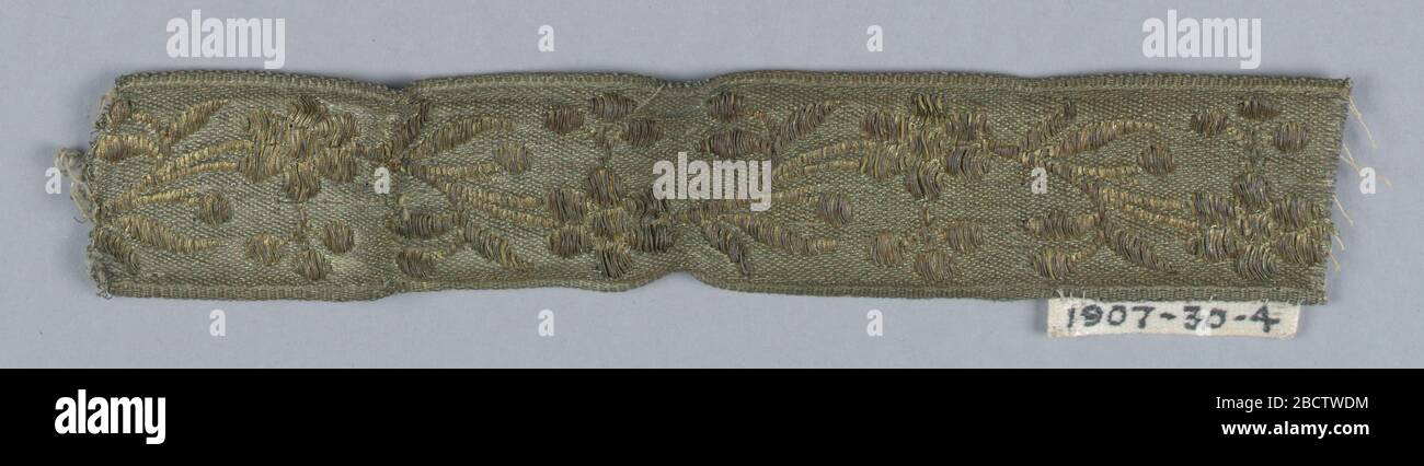 Rognage. Recherche en ProgressGalloon avec conception de tige de courbure avec des fleurs, des feuilles et des fruits; ameublement de la tonte de bordure Banque D'Images