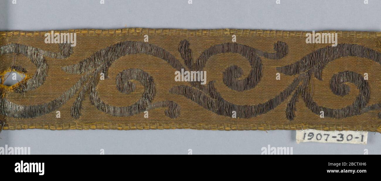 Fragment. Recherche dans ProgressTrimming (galloon) avec conception de rouleaux en argent sur terrain doré; ameublement de garniture. Fragment Banque D'Images