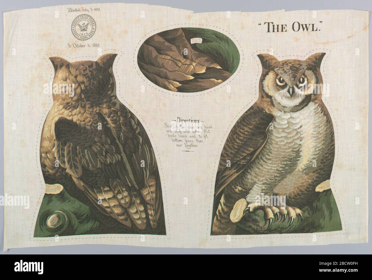 La chouette. Panneau imprimé, intitulé « The Owl » avec vue avant, arrière et bas d'une chouette perchée dans des tons de brun, vert et jaune, destiné à être coupé et cousu dans un jouet farci. Les instructions de couture sont imprimées au centre. La chouette Banque D'Images