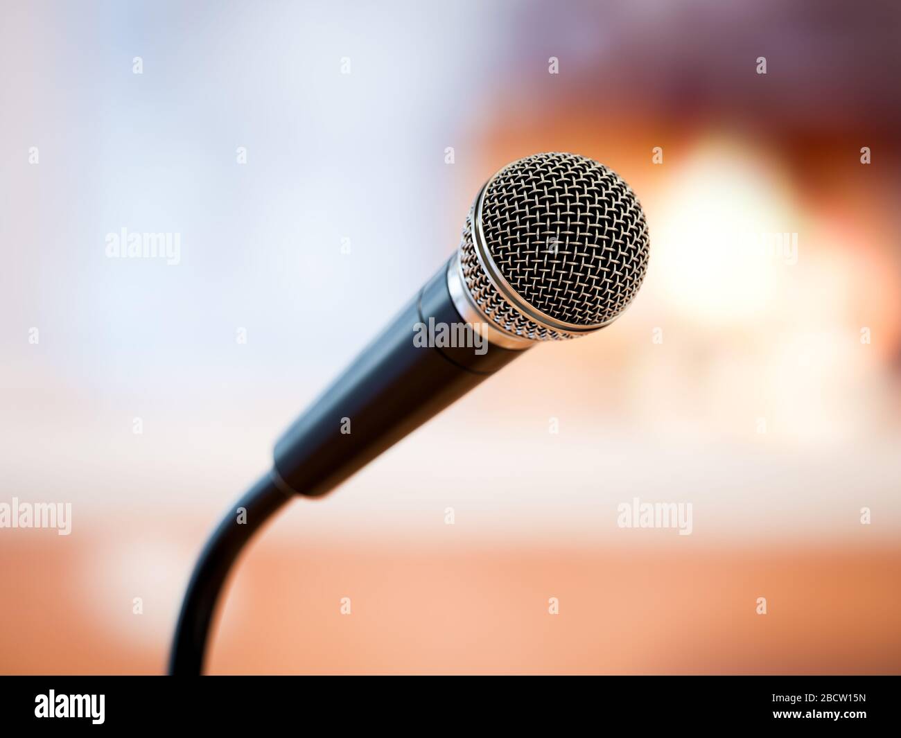 Microphone sur scène sur fond bluré. illustration du rendu 3d Banque D'Images