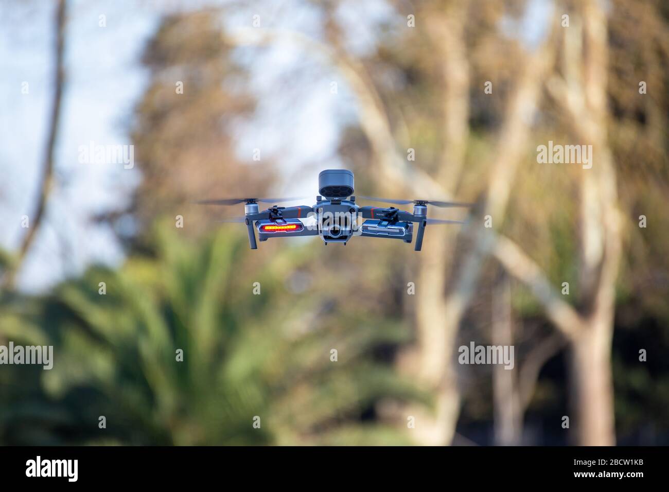 En raison des interventions de coronavirus, la police a prévenu les gens de la rue de rester à la maison avec un drone spécial. Banque D'Images