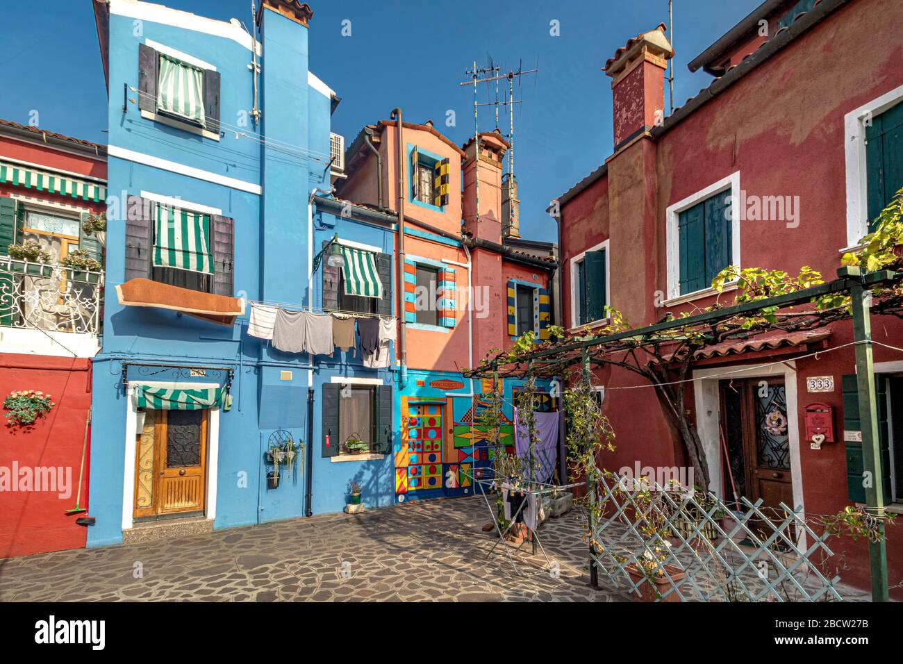 Maisons colorées sur l'île italienne de l'île de Burano an dans la lagune vénitienne une promenade en bateau raisonnablement courte de Venise, Italie Banque D'Images