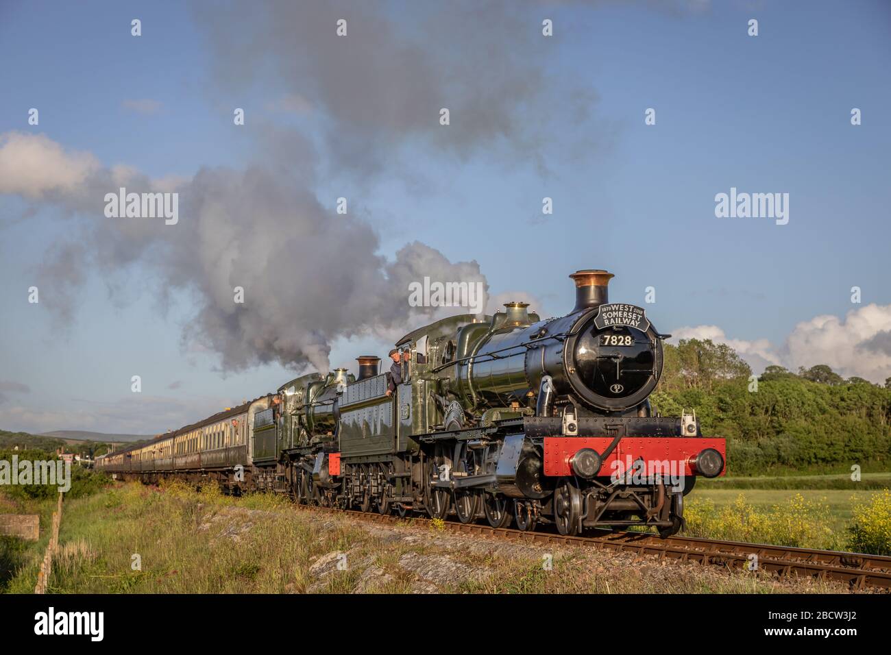 BR 'Manor' 4-6-0 No. 7828 'Odney Manor' et 7802 'Bradley Manor' passent près de Blue Anchor avec un train à 14 autocars pendant le 40ème anniversaire Gala - 8 juin Banque D'Images