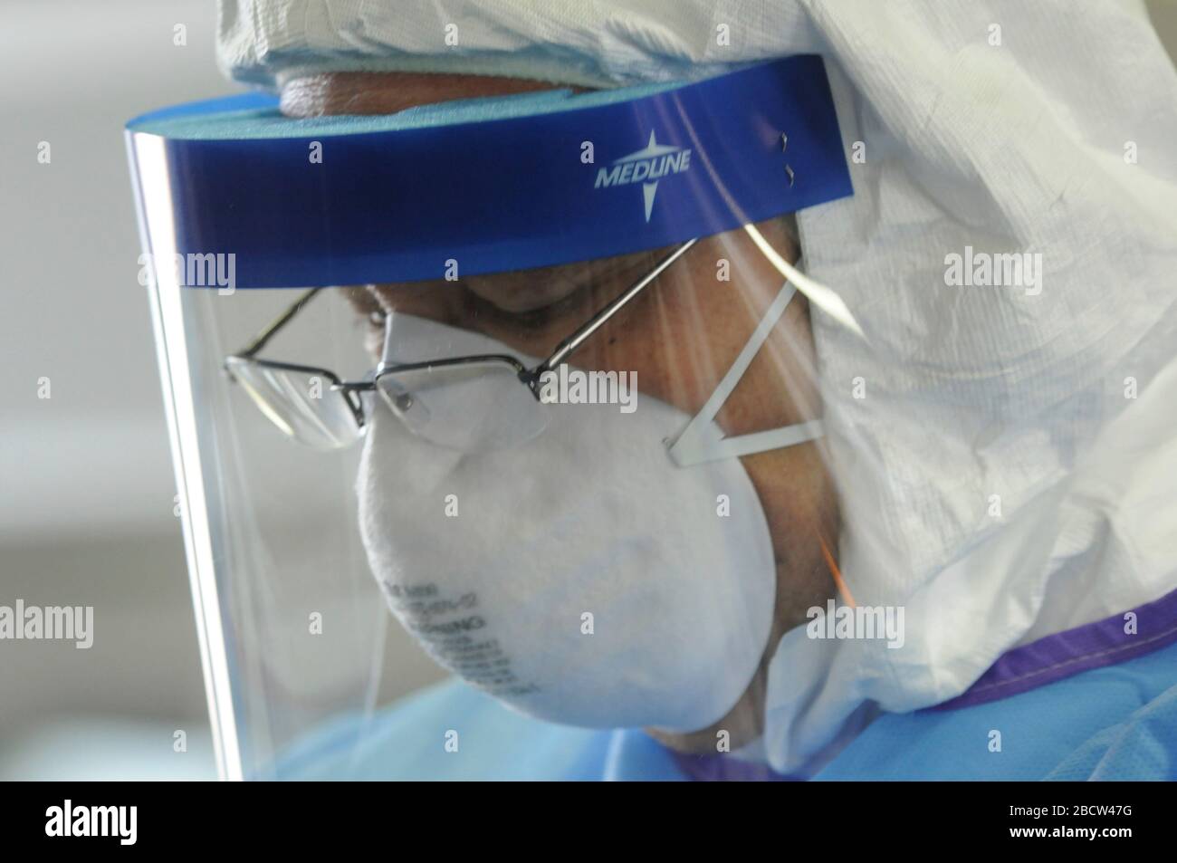Le personnel médical de la Garde nationale de l'Illinois écouvit un patient pour COVID-19, dépistage du coronavirus dans un centre de tests de démarrage le 24 mars 2020 à Chicago, Illinois. Banque D'Images