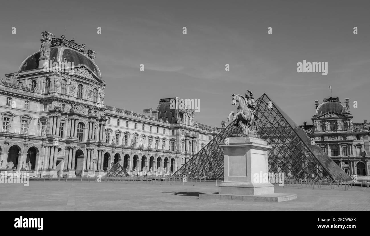 MAINTIEN PARISIEN : UN DIMANCHE ENSOLEILLÉ AUTOUR DU LOUVRE Banque D'Images