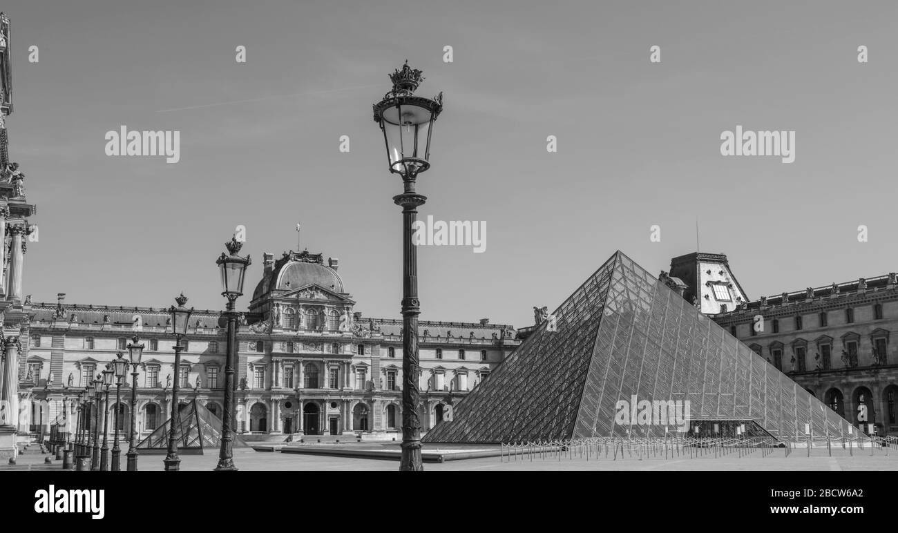 MAINTIEN PARISIEN : UN DIMANCHE ENSOLEILLÉ AUTOUR DU LOUVRE Banque D'Images