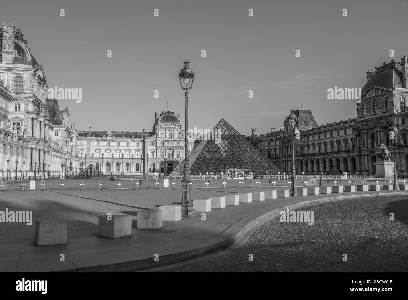 MAINTIEN PARISIEN : UN DIMANCHE ENSOLEILLÉ AUTOUR DU LOUVRE Banque D'Images