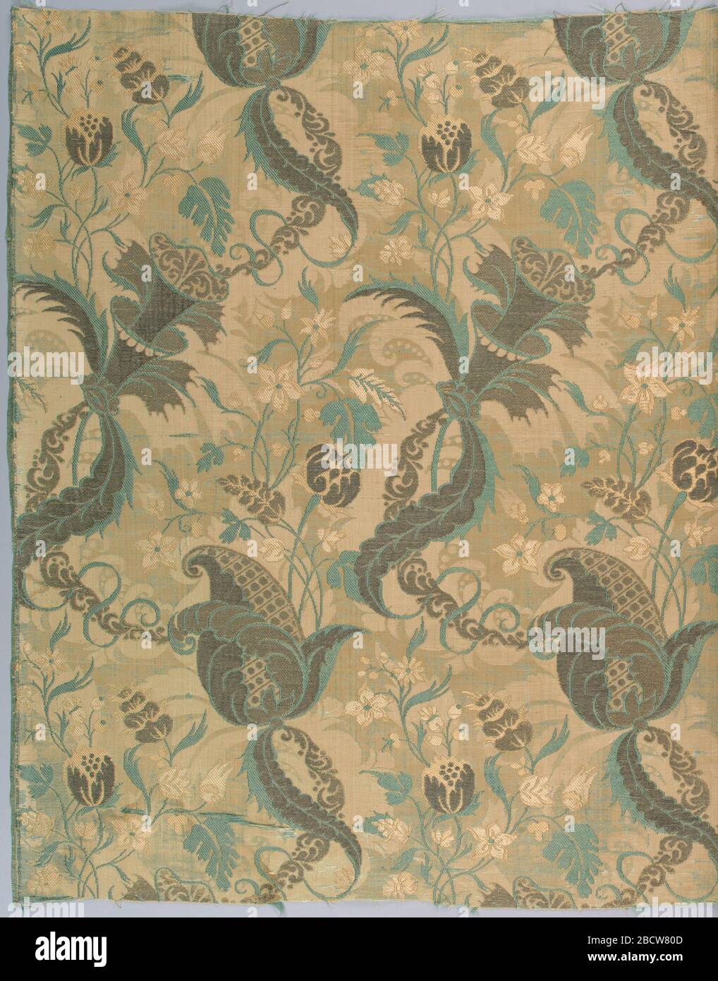 Textile. Recherche sur le brocart de la soie blanche ProgressIvory avec de la soie de rose, maintenant délavée, de la soie verte et de l'argent. Terre tissée satinée avec un motif de fond complet de feuillage et défile dans la nervure transversale, soutenant la conception principale d'une vigne à défilement symétrique en argent et en vert. Textile Banque D'Images