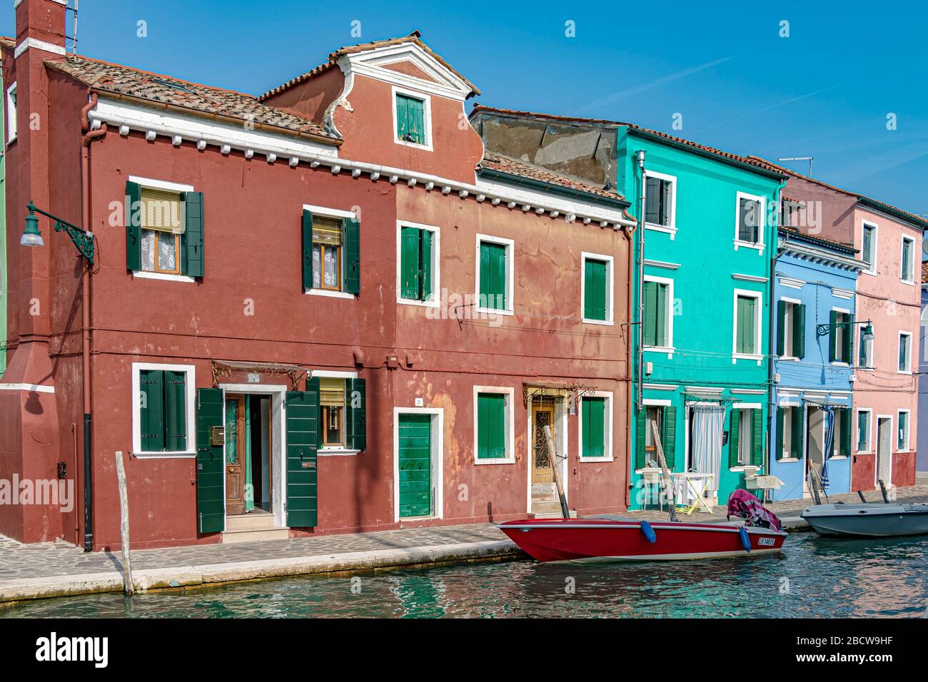 Maisons colorées sur l'île italienne de l'île de Burano an dans la lagune vénitienne une promenade en bateau raisonnablement courte de Venise, Italie Banque D'Images