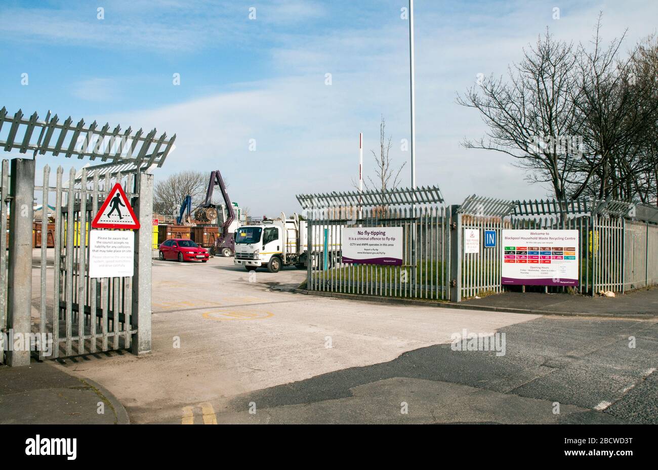 Entrée au centre de recyclage des déchets ménagers du Blackpool Borough Council Lancashire Angleterre. Ouvert au public pour la mise au rebut des déchets. Banque D'Images