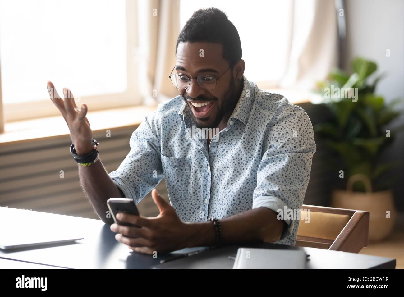 L'homme africain excité gagne la loterie en ligne Banque D'Images