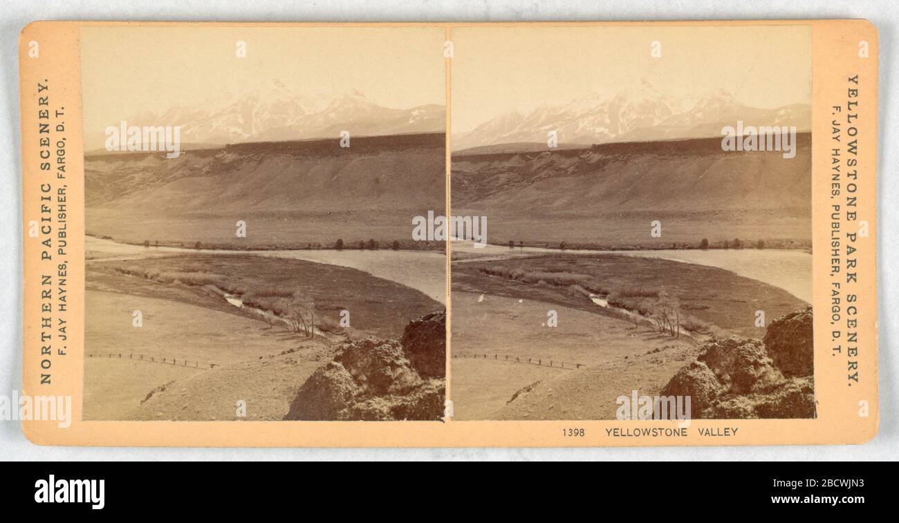 ThirtySix a sélectionné Haynes vues stéréoscopiques du parc national de Yellowstone. Recherche dans la boîte ProgressRed Paper stratifié (carton) avec dessus amovible, avec texte noir imprimé sur le papier brun avant, arrière et haut. Offre 36 vues panoramiques (reproductions argentées d'albumen) sur les principales vues panoramiques du parc Yellowstone monté sur carton crème. ThirtySix a sélectionné Haynes vues stéréoscopiques du parc national de Yellowstone Banque D'Images
