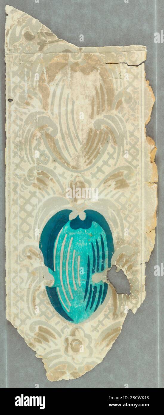 Flanc. Recherche en progression) petit fragment, semble être un essaig rouge sur un sol très délavé; c) petit fragment, un swag foliant imprimé en bleu et vert contre des couleurs de sol claires et très délavées; d) petit fragment de flanc (?), deux médaillons, l'un sous l'autre, le fond de quel flanc Banque D'Images