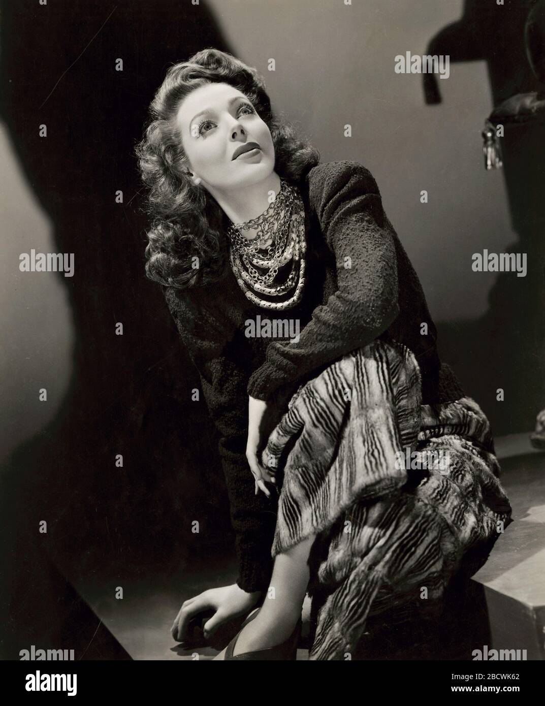 Loretta Young, 'A Night to Remember' (1942) Columbia Pictures / photo by George Hurrell référence de dossier # 33962-388THA Banque D'Images