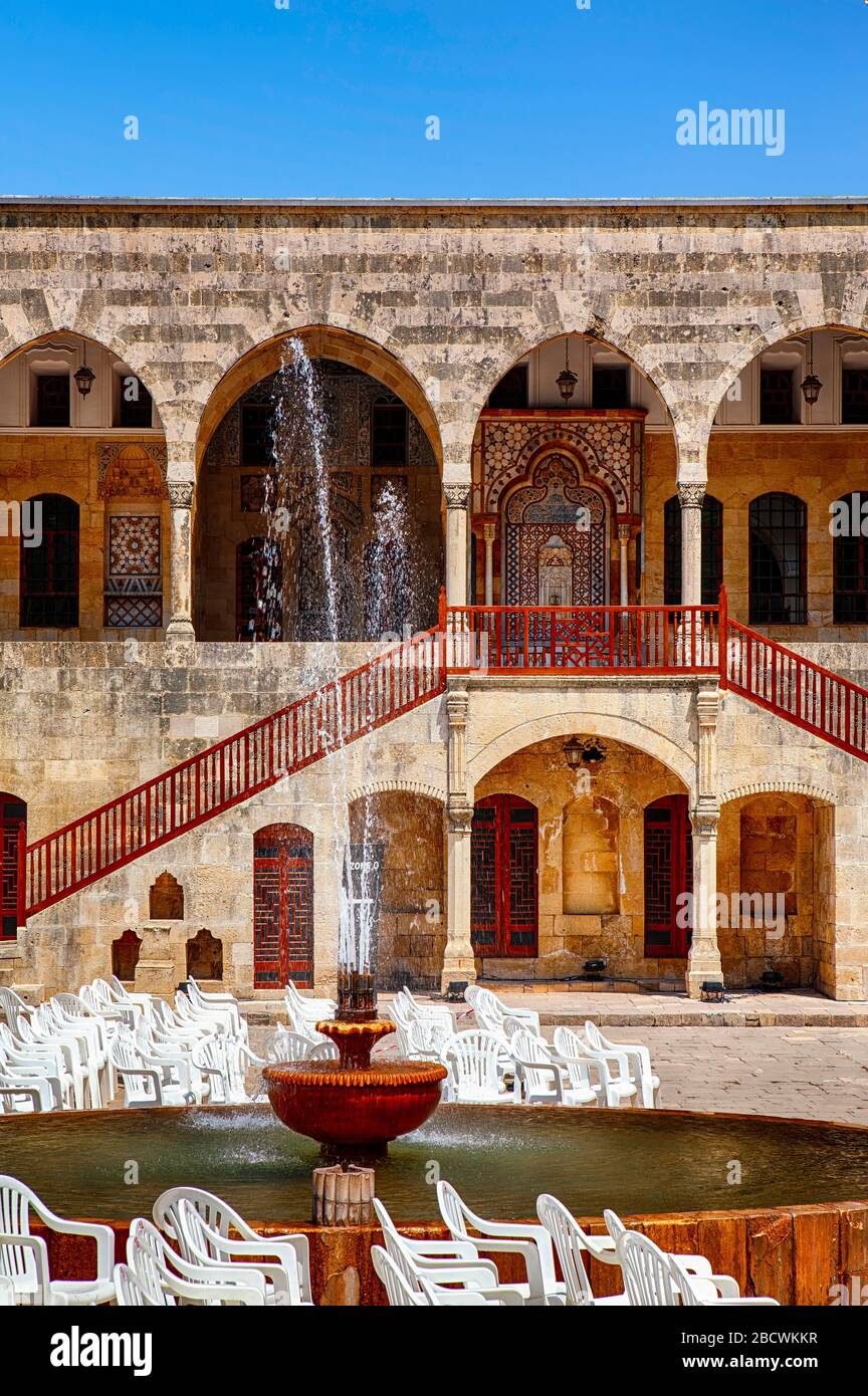 Entrée principale au Palais Beiteddine, fontaine, escaliers et arcade, Beiteddine, Mont Liban, Liban, Moyen-Orient, couleur Banque D'Images