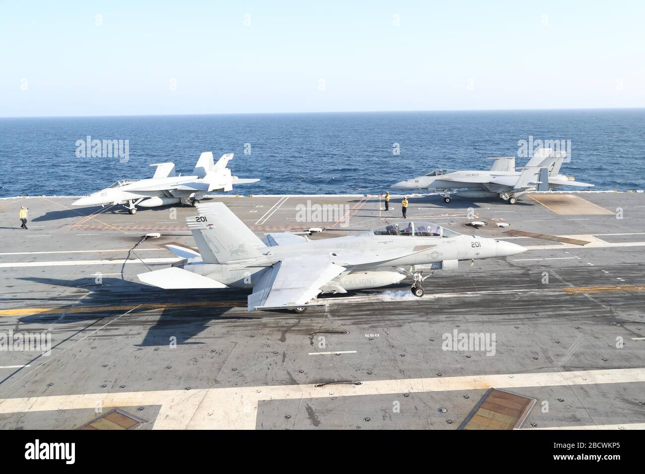 Un avion de chasse Hornet de la marine américaine F/A-18 E attaché aux Blacklions du Strike Fighter Squadron 213, atterrit sur le pont de vol du porte-avions de la classe Ford USS Gerald R. Ford en cours de réalisation de son pont de vol et de lutte contre la certification du centre de contrôle de la circulation aérienne le 19 mars 2020 dans l'océan Atlantique. Banque D'Images