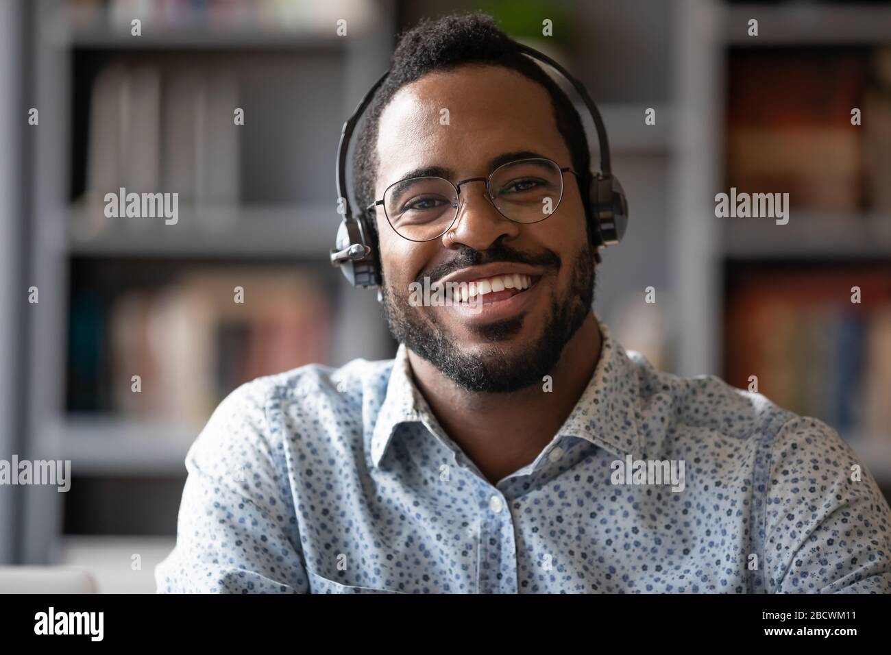 Portrait de l'agent souriant du centre d'appels biracial masculin Banque D'Images