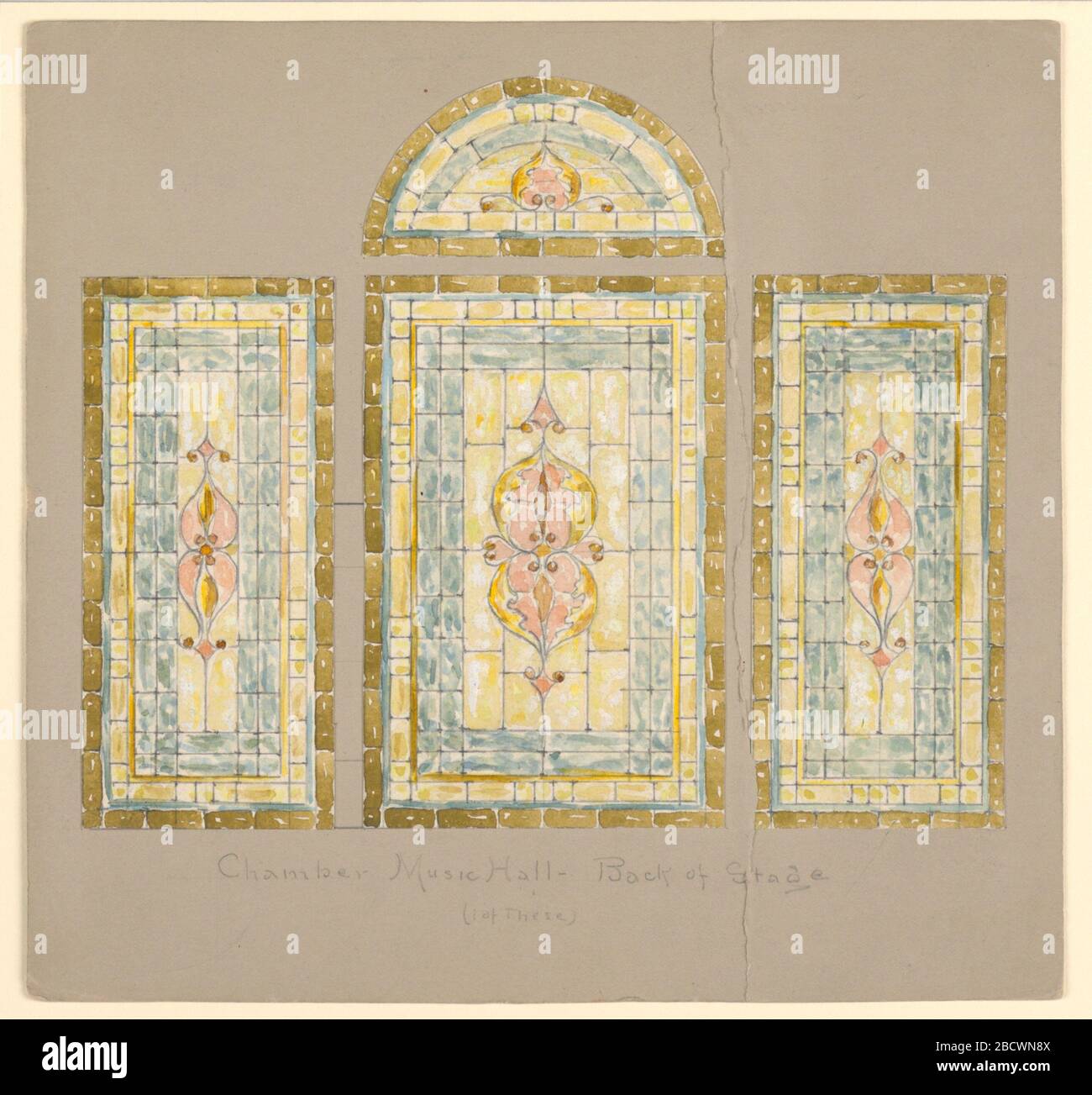 Design pour vitraux salle de musique de chambre de Windows arrière de scène Carnegie Hall New York NY. Recherche dans les fenêtres ProgressFour; trois fenêtres rectangulaires de verre bleu et jaune avec pétales centraux en rose; au-dessus de la fenêtre centrale, une fenêtre de lunette avec une décoration similaire. Design pour vitraux salle de musique de chambre de Windows arrière de la scène Carnegie Hall New York NY Banque D'Images