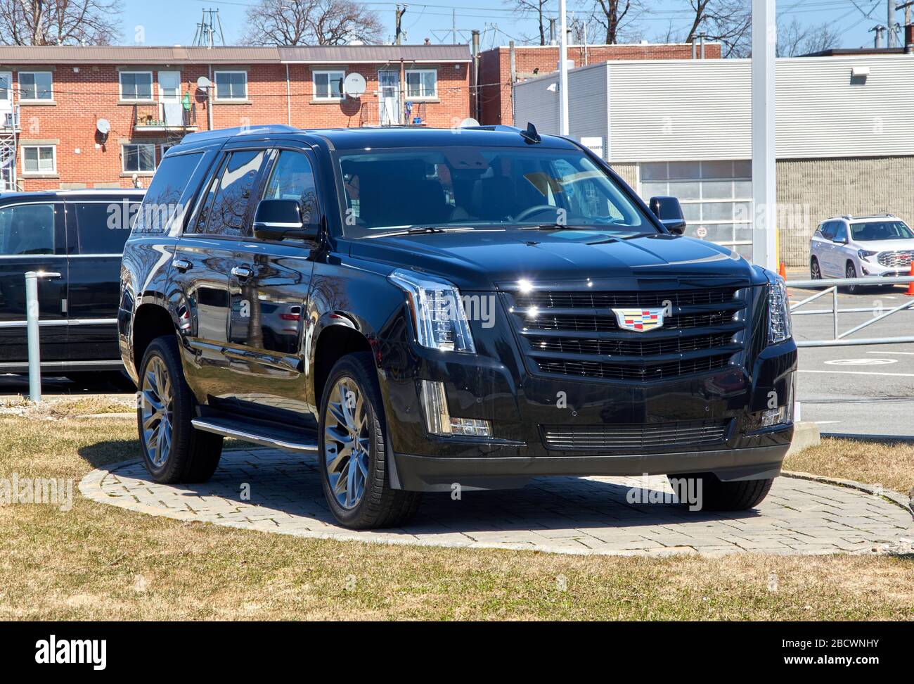 Montréal, Canada - 4 avril 2020 : Cadillac Escalade voiture noire à la  concession. Cadillac est une division du constructeur automobile américain  General Motors Photo Stock - Alamy