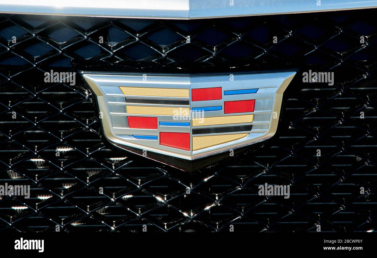 Montréal, Canada - le 4 avril 2020 : fermeture du logo Cadillac. Cadillac est une division du constructeur automobile américain General Motors GM qui desig Banque D'Images