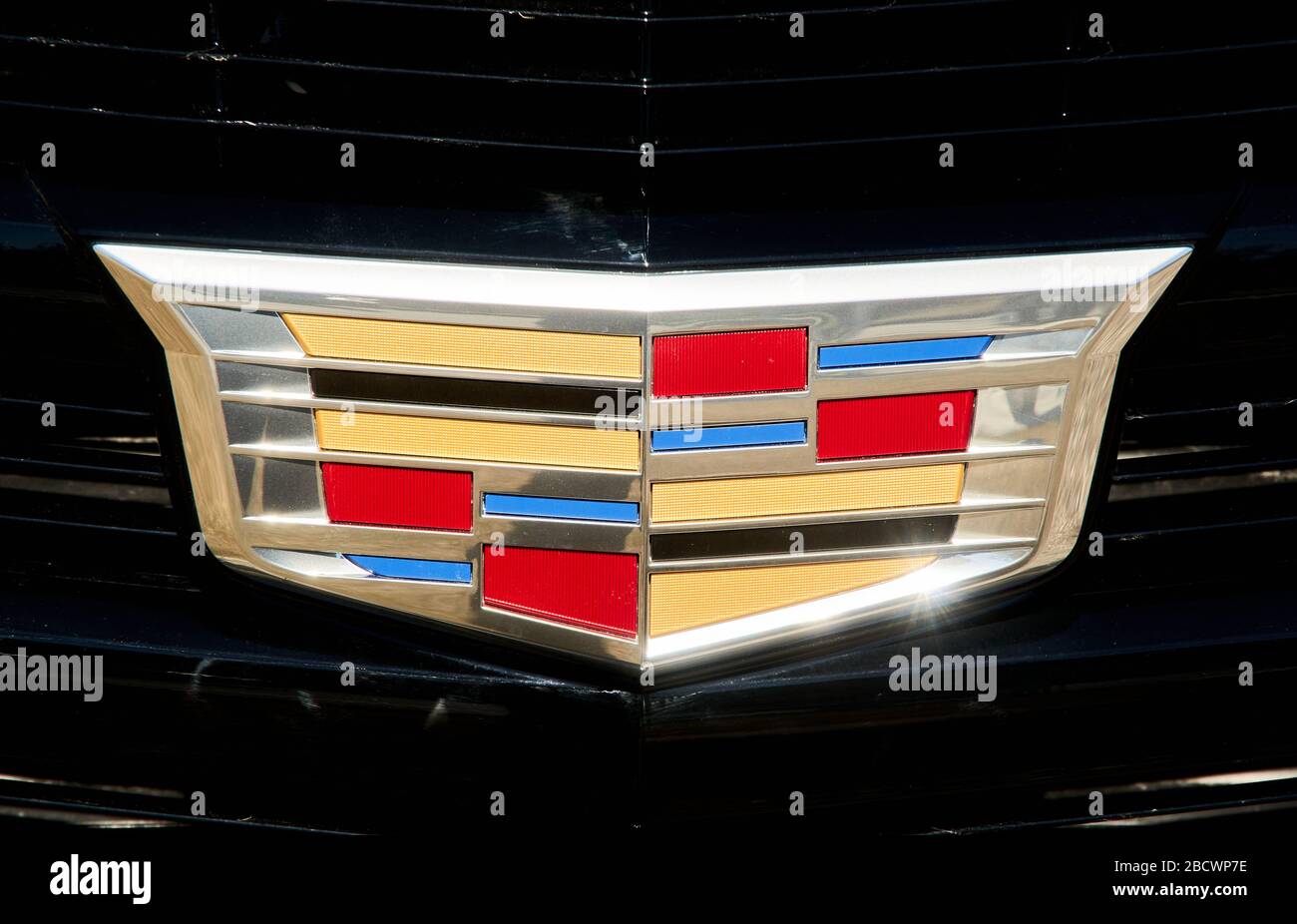 Montréal, Canada - le 4 avril 2020 : fermeture du logo Cadillac. Cadillac est une division du constructeur automobile américain General Motors GM qui desig Banque D'Images
