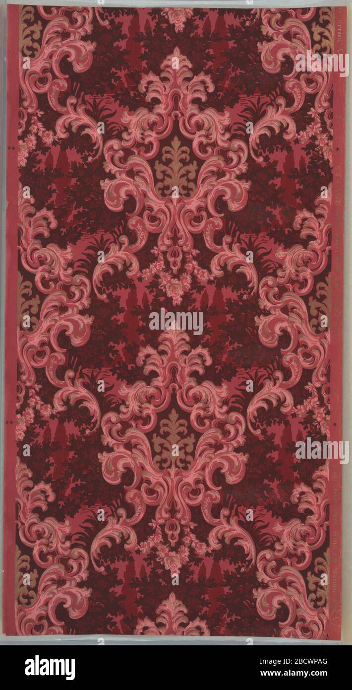 Flanc. Recherche sur les médaillons foliaires ProgressLarge en lignes verticales décalées. Sous chaque médaillon se trouvent des nages fleuris avec des roses. À l'arrière-plan se trouve un motif paysage stylisé. La mise à la terre est rose foncé. Imprimé en rouge, en roses, en or métallique et en noir. Flanc Banque D'Images