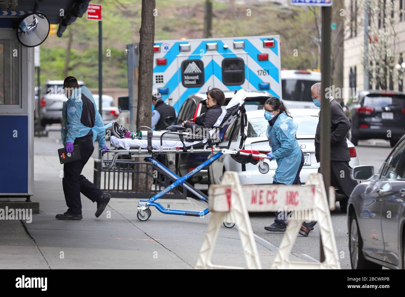 New York, États-Unis. 05 avril 2020. Une femme est vue transportée sur une civière avec une bouteille d'oxygène dans le service d'urgence de l'hôpital Mount Sinai à New York City aux États-Unis ce dimanche 05. New York est l'épicentre de la pandémie de coronavirus (COVID-19). Crédit: Brésil photo Press/Alay Live News Banque D'Images