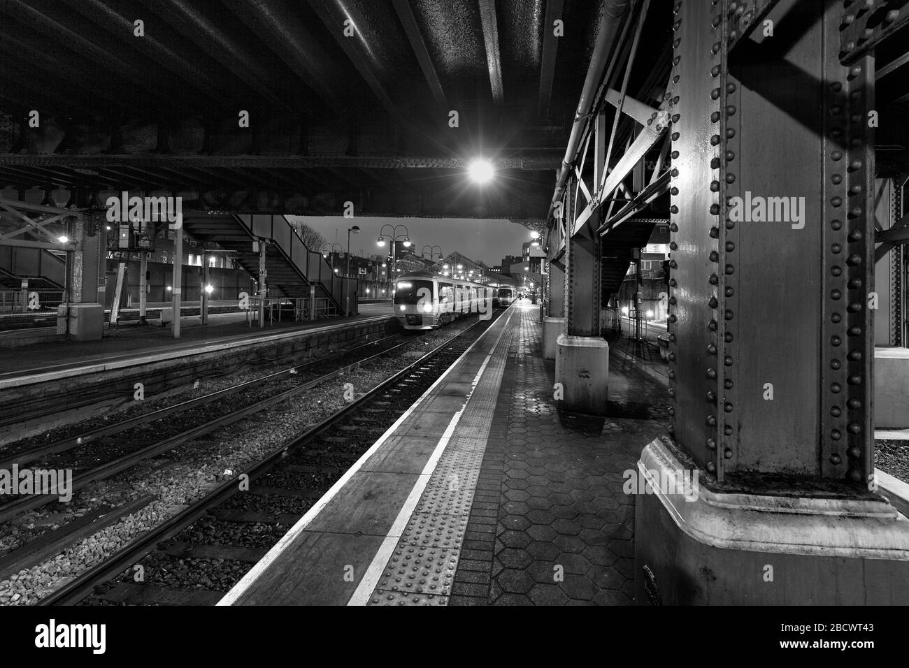 Chiltern Railway classe 165 train 165022 en attente à la gare de London Marylebone pendant une nuit d'hiver. Banque D'Images