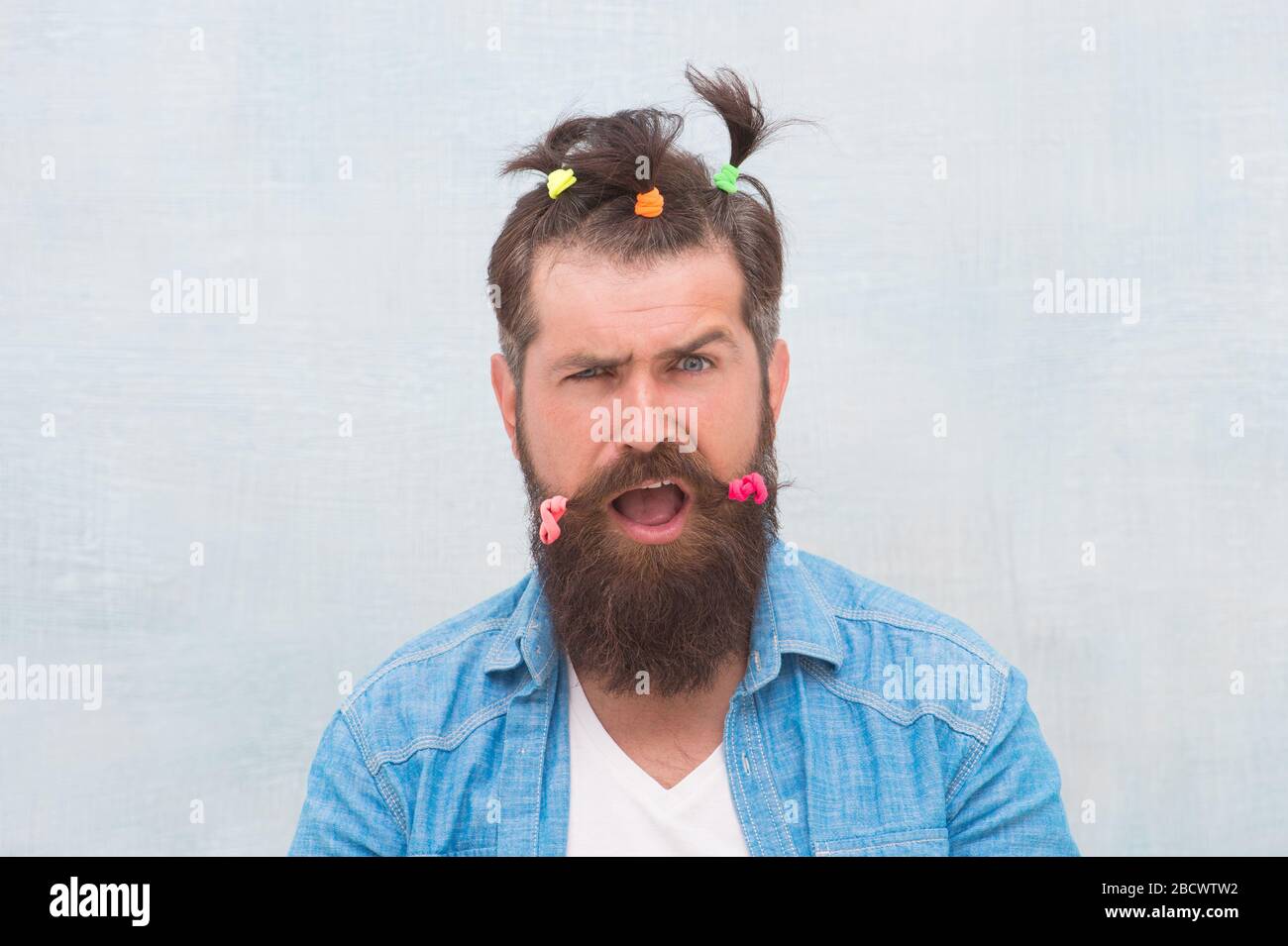 Coiffure Qui Excite Les Hommes Homme positif et étonné. Portrait drôle de l'homme avec coiffure drôle.  Barbershop et coiffeur. Bonne fête des pères. Hipster charismatique. Bonne  fête. Fait pour le plaisir. Visages comiques et émotions Photo Stock -