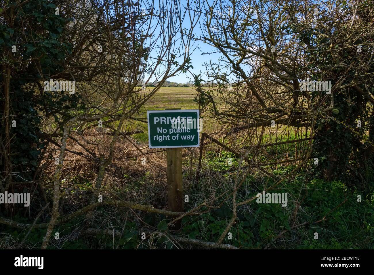 Privé, pas de signe de droit de passage à la limite d'un champ agricole dans Warwickshire, Royaume-Uni Banque D'Images