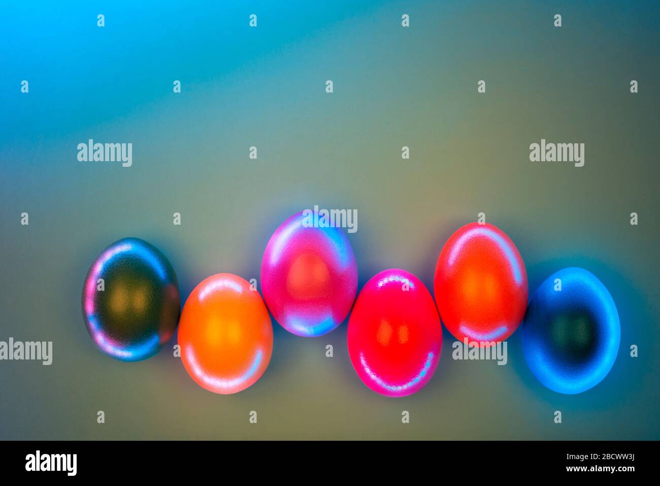 Creative photo d'oeufs colorés en néons sur fond gris. Concept de Pâques. Mise à plat de style. Banque D'Images