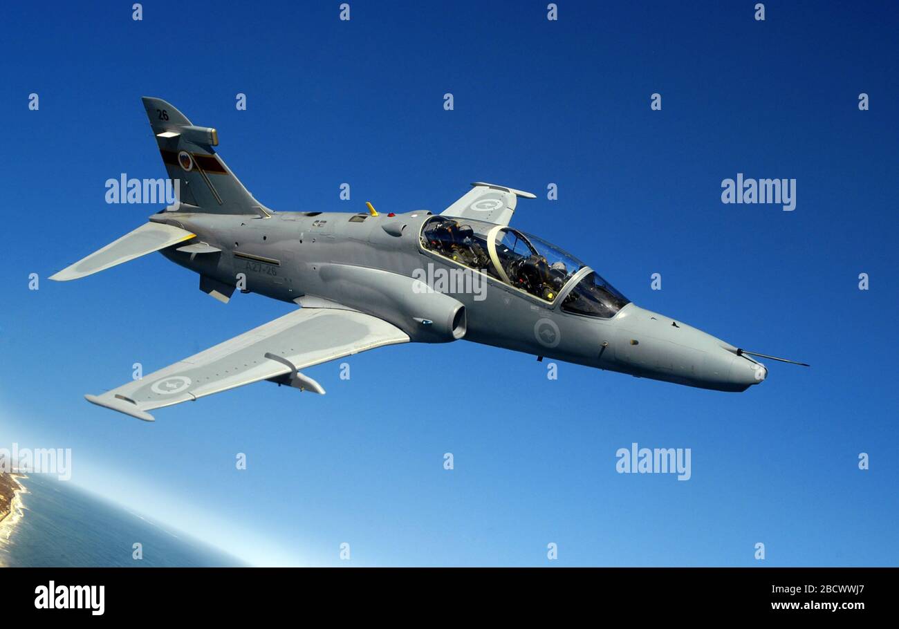 Une prise de vue air-air d'un entraîneur de jet-jet RAAF BAE Hawk bancaire sur une plage. Banque D'Images